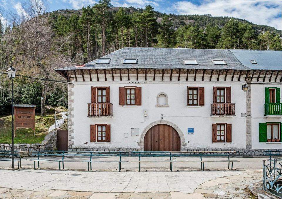 Albergue De Canfranc Estacion Ngoại thất bức ảnh